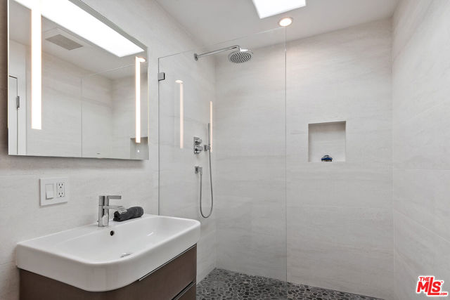 27400 Pacific Coast Highway, Malibu CA: https://media.crmls.org/mediaz/51082216-ff18-4386-bee6-1390ae6183ca.jpg