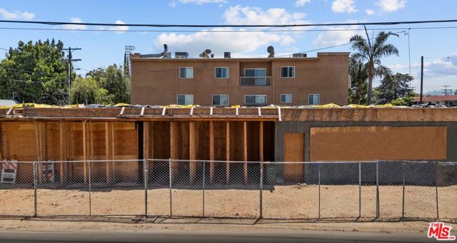 5754 Woodman Avenue, Van Nuys CA: https://media.crmls.org/mediaz/510a9893-faaf-4ab7-a015-1745208da730.jpg
