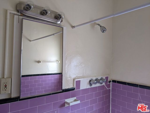 665 S COCHRAN Avenue, Los Angeles CA: https://media.crmls.org/mediaz/510f2398-6723-4dea-a749-552fdf5d7d38.jpg