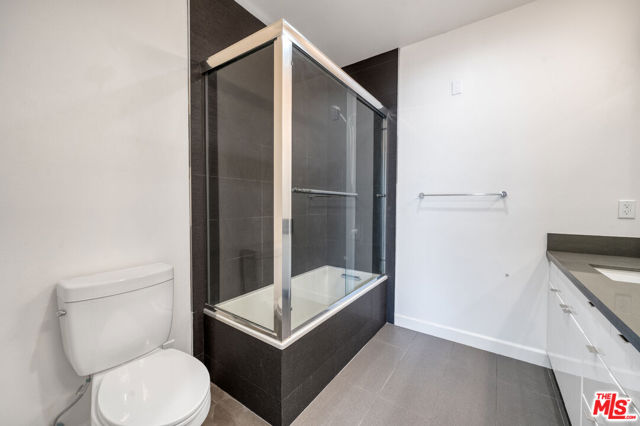 105 S Mariposa Avenue, Los Angeles CA: https://media.crmls.org/mediaz/510f3f58-3c61-4e4b-a334-024d944135d8.jpg