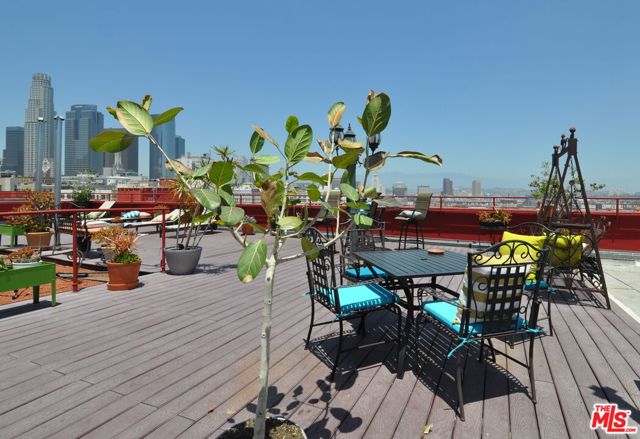 315 E 8th Street, Los Angeles CA: https://media.crmls.org/mediaz/510f41cf-706c-4cb6-984e-d7119f9c33f0.jpg