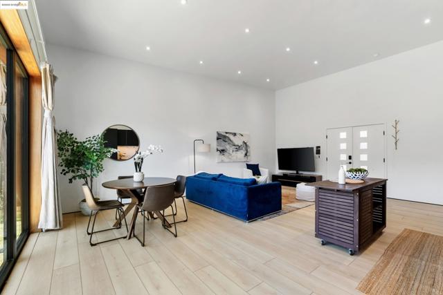 2391 Rancho Rd, El Sobrante CA: https://media.crmls.org/mediaz/5111ae8d-d21d-4c9e-a9d6-1d04318cb526.jpg