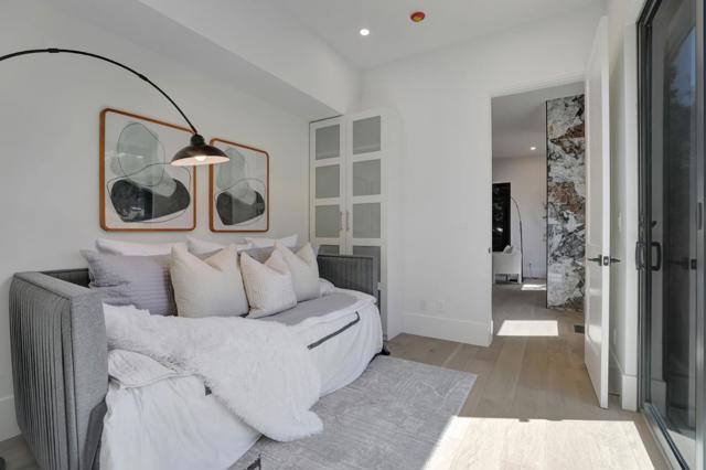 546 9th Avenue, Menlo Park CA: https://media.crmls.org/mediaz/5111d2a7-2168-48fb-9122-1d7929096306.jpg