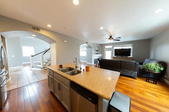 1018 Melville Street, Salinas CA: https://media.crmls.org/mediaz/5111f545-502e-4e29-bdb1-94b651dbf26e.jpg