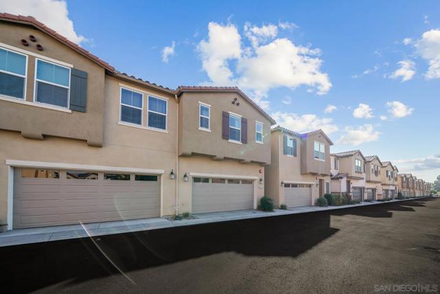 3135 Linwood St, Vista CA: https://media.crmls.org/mediaz/5112dd63-47a3-456d-bec2-62fc604694e5.jpg