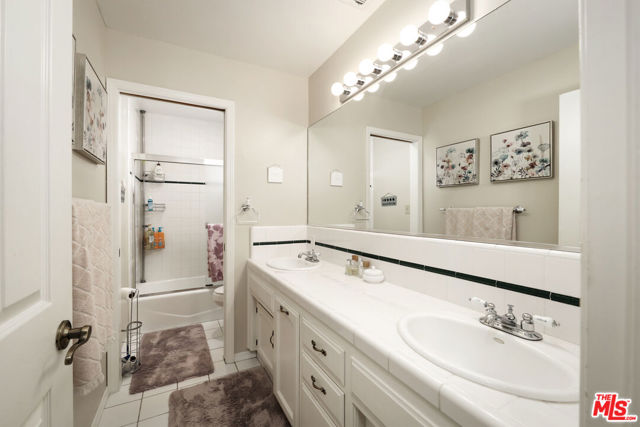 7200 Clifftop Way, Bakersfield CA: https://media.crmls.org/mediaz/51133f6a-15cd-4dce-960c-d157cf706235.jpg