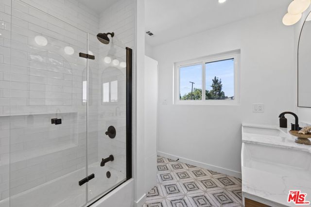 3908 Bentley Avenue, Culver City CA: https://media.crmls.org/mediaz/5113b35c-fce1-467a-a504-0446fbeccbb7.jpg