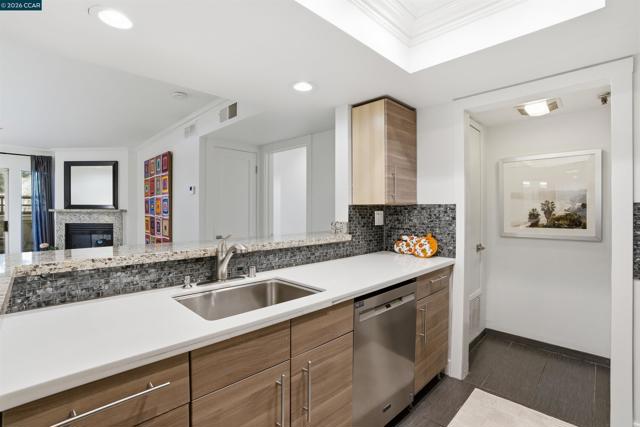 2560 Oak Rd, Walnut Creek CA: https://media.crmls.org/mediaz/51140236-5ca2-4552-a4c3-4d60a2b636ee.jpg