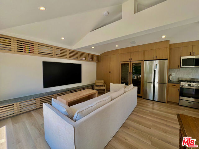 18033 Rosita Street, Encino CA: https://media.crmls.org/mediaz/51145d2e-1c58-4ef9-80f2-3ed6ab1664be.jpg