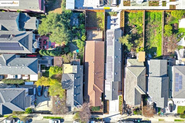 2419 Linden St, Oakland CA: https://media.crmls.org/mediaz/511472f5-88d5-4607-bd93-e9f6d7158e12.jpg