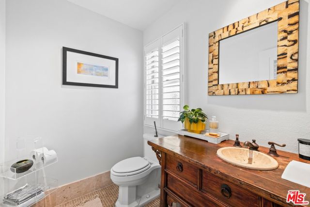 17 20th Avenue, Venice CA: https://media.crmls.org/mediaz/51150541-040d-4856-aa6f-9521df1e9039.jpg