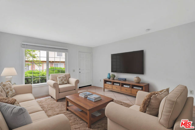10065 De Soto Avenue, Chatsworth CA: https://media.crmls.org/mediaz/51157ea6-20f5-4a14-be44-6f1b38ffcf33.jpg