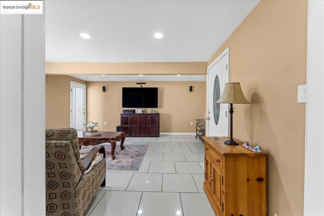 18943 Crest Ave, Castro Valley CA: https://media.crmls.org/mediaz/5116d103-b03f-48d1-8e58-2acea2e6e98e.jpg