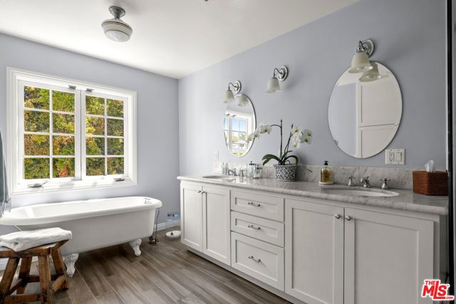 403 S Bundy Drive, Los Angeles CA: https://media.crmls.org/mediaz/5116da2d-2e04-47c8-96b4-4ef657b8c635.jpg
