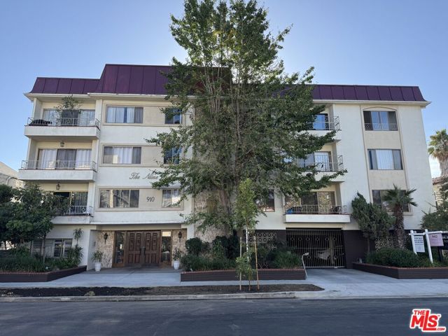 910 S Holt Avenue, Los Angeles CA: https://media.crmls.org/mediaz/511782b9-37a2-40aa-a10b-d96ea440342c.jpg