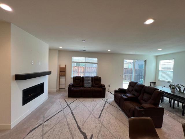 1460 Waterwheel Lane, Hollister CA: https://media.crmls.org/mediaz/51179bda-65af-4f26-ae29-bd602dd60678.jpg