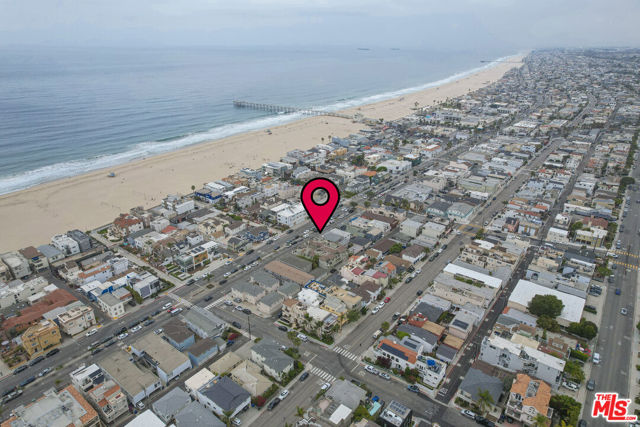 642 Hermosa Avenue, Hermosa Beach CA: https://media.crmls.org/mediaz/51183b7f-9e4d-42ed-a687-4a0c682c7d71.jpg