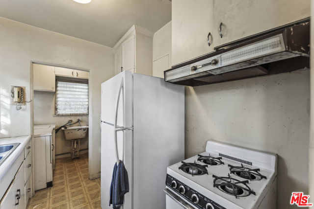 4958 Loleta Avenue, Los Angeles CA: https://media.crmls.org/mediaz/51186370-4db1-43a0-972e-9bcf95c325f8.jpg