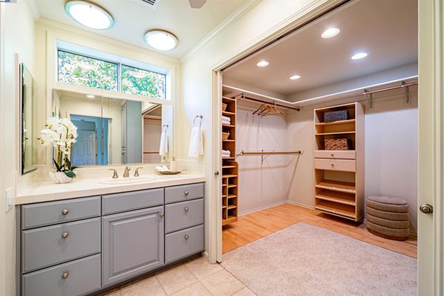 216 Salamanca Ct, San Ramon CA: https://media.crmls.org/mediaz/5119adf0-7432-4da9-a2fd-6894b17ae618.jpg