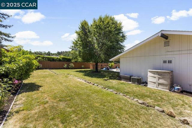2302 Royal Oaks Dr, Alamo CA: https://media.crmls.org/mediaz/5119dccf-cb28-44b1-b013-afa66bfff43e.jpg