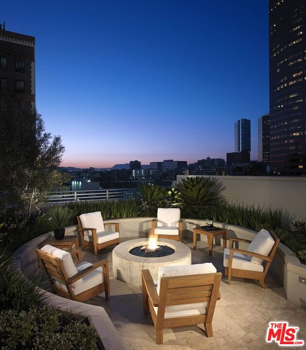 717 W Olympic Boulevard, Los Angeles CA: https://media.crmls.org/mediaz/511a60c0-bbb8-4c05-9ccb-957b7f762487.jpg