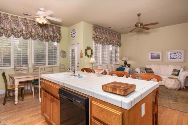 1130 Minarets Avenue, Clovis CA: https://media.crmls.org/mediaz/511b9981-894c-4993-b1e6-3583db704722.jpg