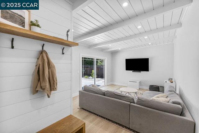 120 Paraiso Dr, Danville CA: https://media.crmls.org/mediaz/511d4dca-b1be-42ff-9219-7029e6f35b49.jpg