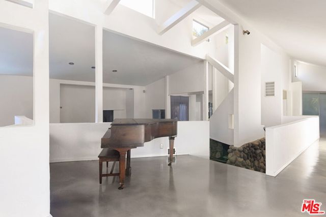 14622 Valley Vista Boulevard, Sherman Oaks CA: https://media.crmls.org/mediaz/511d517c-e936-4178-878e-5b31c1a246f7.jpg