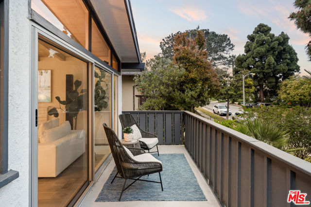 8247 Billowvista Drive, Playa del Rey CA: https://media.crmls.org/mediaz/511e227e-57df-4bb6-97e0-b4ff1a2fd1e6.jpg
