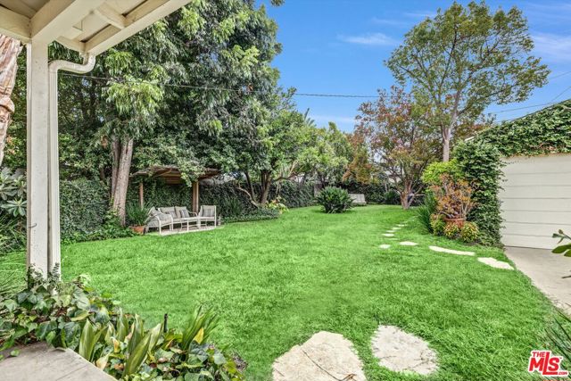 5723 Cantaloupe Avenue, Van Nuys CA: https://media.crmls.org/mediaz/511e82f6-283d-4772-b43f-397a5219e588.jpg