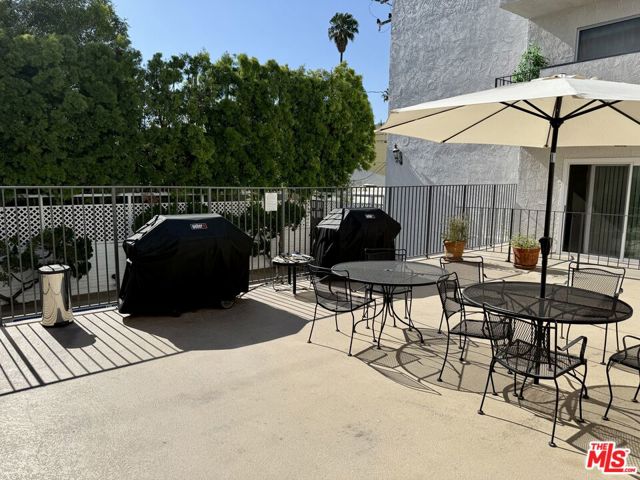 837 N West Knoll Drive, West Hollywood CA: https://media.crmls.org/mediaz/511eb4cf-302c-4d73-bd40-70d5d02ff122.jpg