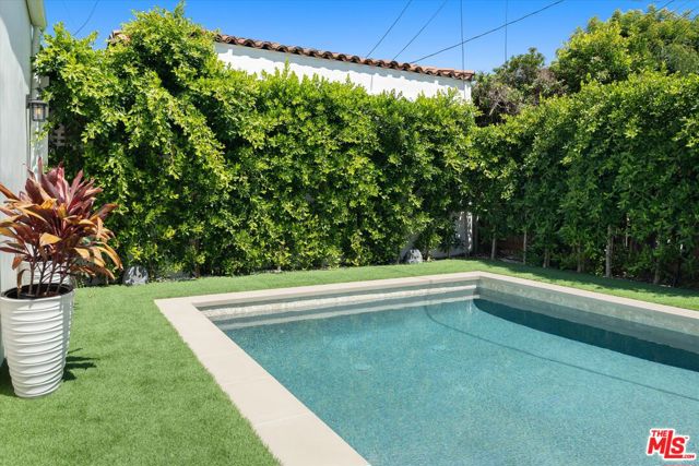 100 S La Jolla Avenue, Los Angeles CA: https://media.crmls.org/mediaz/511f1ef4-31a1-4ef1-a4ed-435ff34e0ffd.jpg