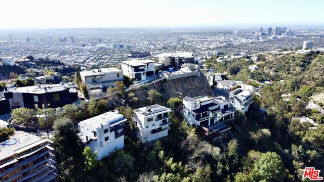 1923 Sunset Plaza Drive, Los Angeles CA: https://media.crmls.org/mediaz/511fdadc-6a56-44cc-8ec7-4631775dd6a5.jpg