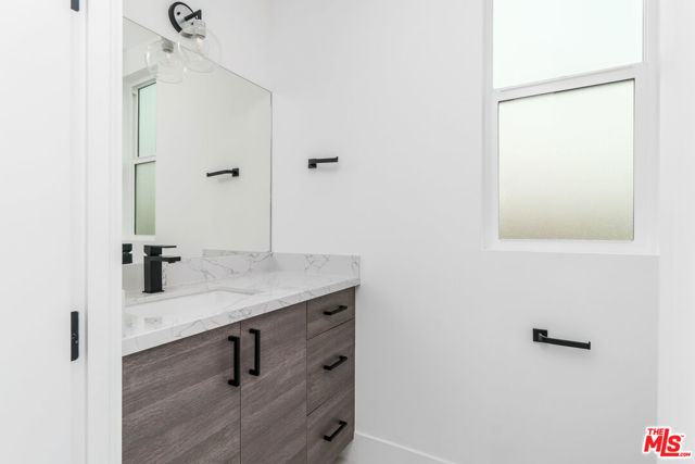 522 N Wilton Place, Los Angeles CA: https://media.crmls.org/mediaz/511fe008-cf62-4879-be62-365bc33b597a.jpg