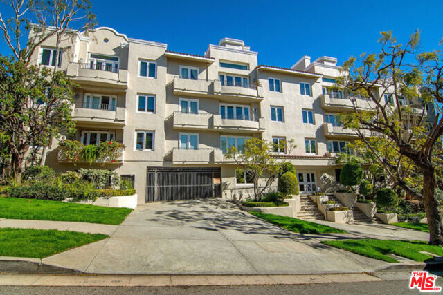 1650 Veteran Avenue, Los Angeles CA: https://media.crmls.org/mediaz/5120314f-58d9-45a6-9ede-ab885b61fb8a.jpg