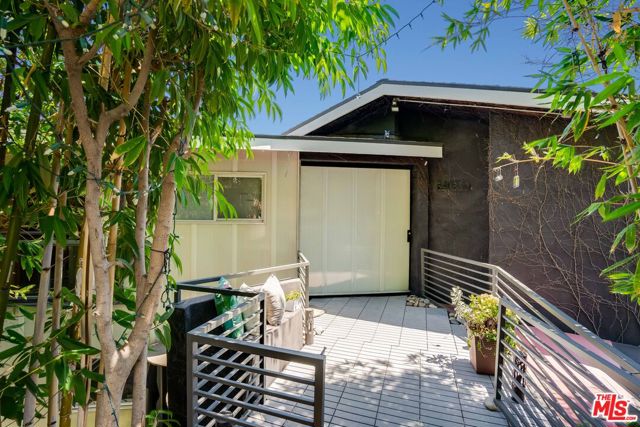 2528 Dearborn Drive, Los Angeles CA: https://media.crmls.org/mediaz/51206974-7c94-4fd8-b978-226bea503538.jpg