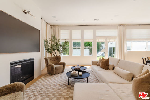 4508 Vesper Avenue, Sherman Oaks CA: https://media.crmls.org/mediaz/51212b22-9ee3-4cf9-b176-f450138ba45b.jpg