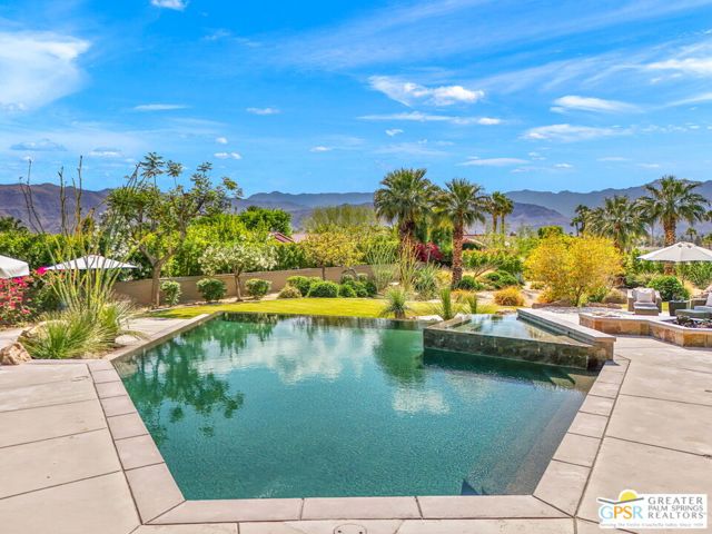 4 Paradise Cove Court, Rancho Mirage CA: https://media.crmls.org/mediaz/51217d15-7bcc-4e2f-b0f1-3ddb693ea12f.jpg