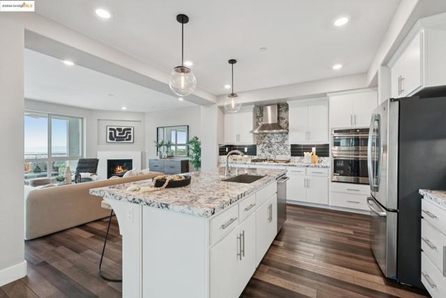 6757 Skyview Dr, Oakland CA: https://media.crmls.org/mediaz/5121c1da-0a1a-46eb-87a2-99bd2bf99390.jpg