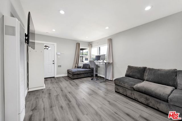 201 E 91st Street, Los Angeles CA: https://media.crmls.org/mediaz/512218ed-3c7e-4d46-983e-fb2046f1e468.jpg