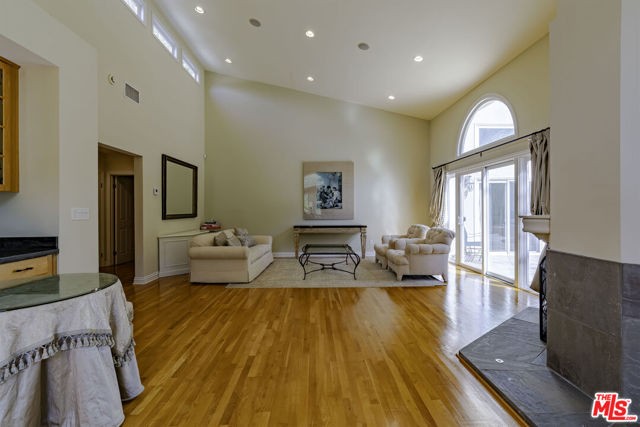 2250 Betty Lane, Beverly Hills CA: https://media.crmls.org/mediaz/51222f07-c523-4ab7-98ec-a9e205e06a53.jpg