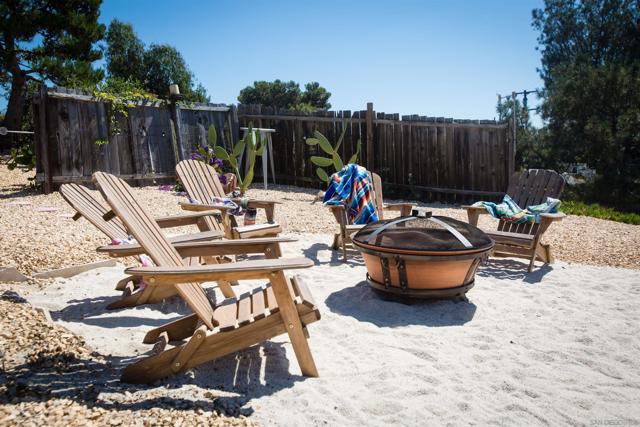 1047 Highland Dr, Del Mar CA: https://media.crmls.org/mediaz/5122b171-c951-494d-b6a7-95315fb7f65a.jpg
