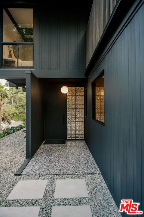 5649 Valley Oak Drive, Los Angeles CA: https://media.crmls.org/mediaz/5122c299-0941-407e-8fe6-ab8c01e5db3e.jpg