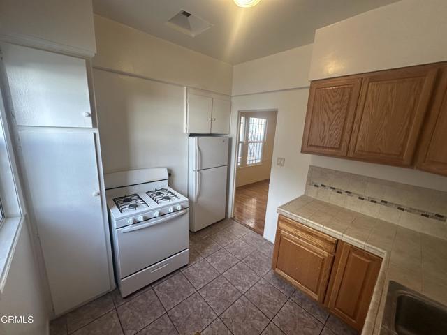 Detail Gallery Image 5 of 11 For 130 Orlando Ave #130 1/2,  Los Angeles,  CA 90048 - 2 Beds | 1 Baths