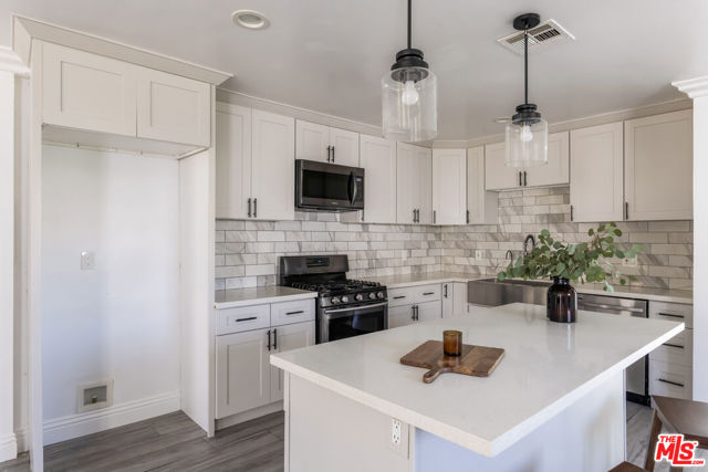 3921 S Victoria Avenue, Los Angeles CA: https://media.crmls.org/mediaz/5124414f-57fc-41f4-81c4-c3ee99fc740b.jpg