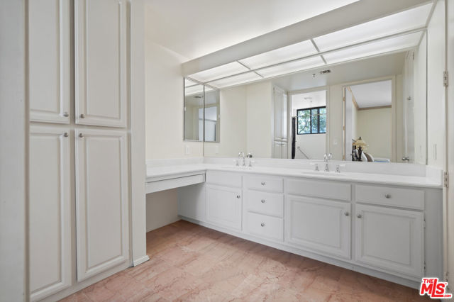 2102 Century Park Lane, Los Angeles CA: https://media.crmls.org/mediaz/51247326-cead-4f35-b1e0-56a9fa4564f9.jpg