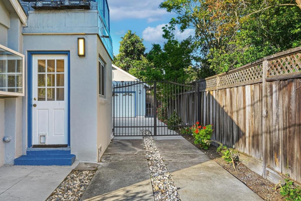 https://media.crmls.org/mediaz/512479e7-98cf-42bc-bcf3-261b74840169.jpg?preset=X-Large