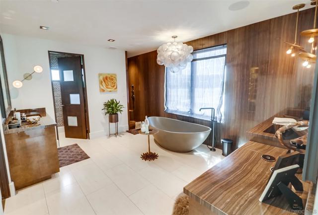 969 Adella Ave, Coronado CA: https://media.crmls.org/mediaz/512481e1-fdcf-4428-ac15-6f014900a7ed.jpg