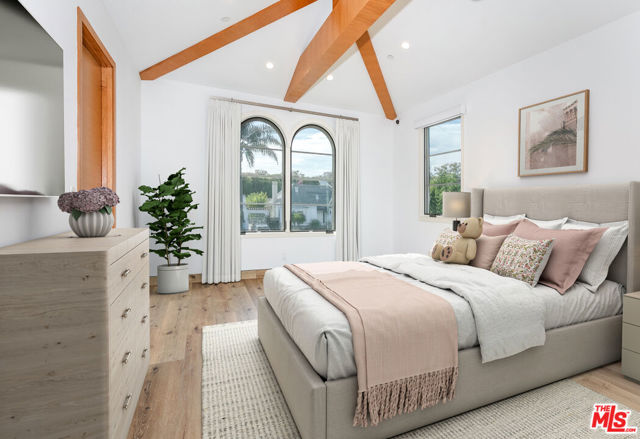 142 N Hamel Drive, Beverly Hills CA: https://media.crmls.org/mediaz/5124ce56-68e6-4f8d-b041-787ddc6f9c60.jpg