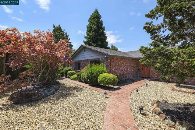 801 Laurel Ct, Rodeo CA: https://media.crmls.org/mediaz/5125320c-7129-4a6b-b27e-decc83d83ded.jpg